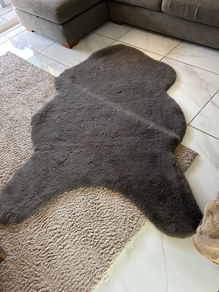 Cosy Grey Faux Sheepskin Rug –Excellent  Condition