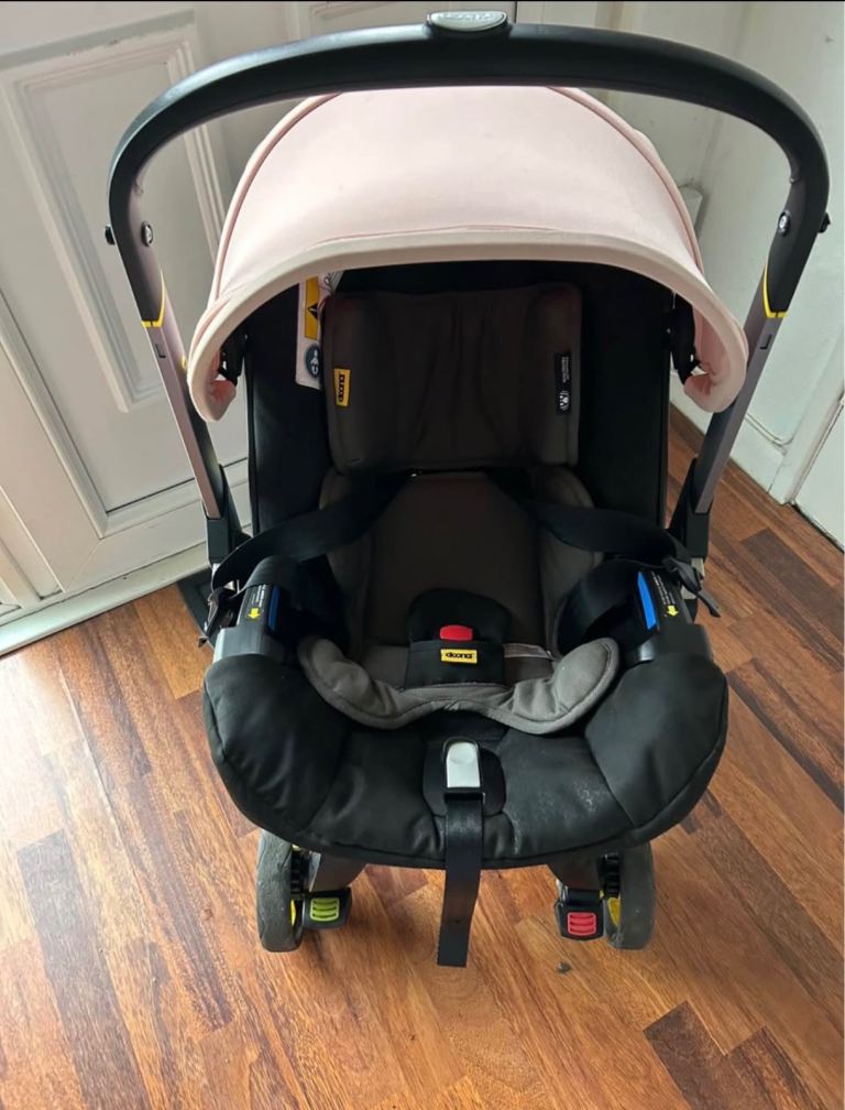 Doona stroller/car seat with rain cover 
