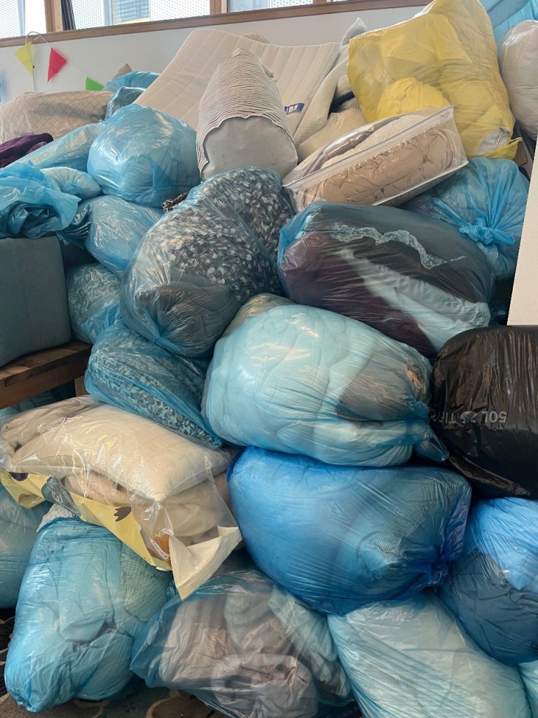 Hundreds of SINGLE duvets and pillows available