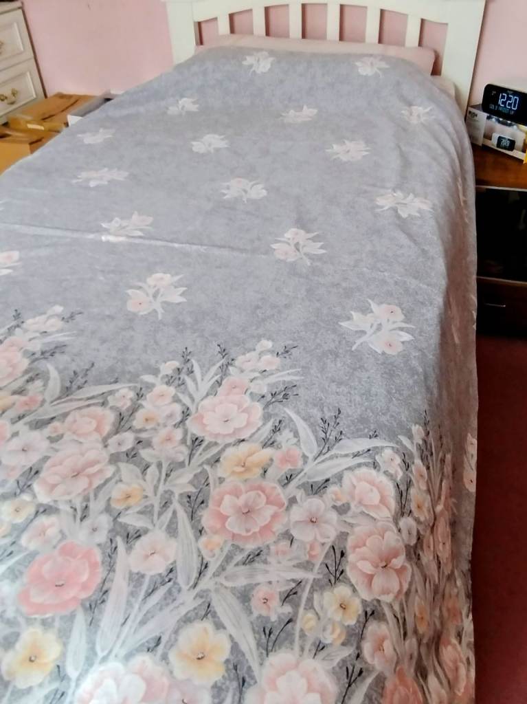 As New! Easy Fit Quality Single Duvet Cover, light grey with a floral design. See photo & details!