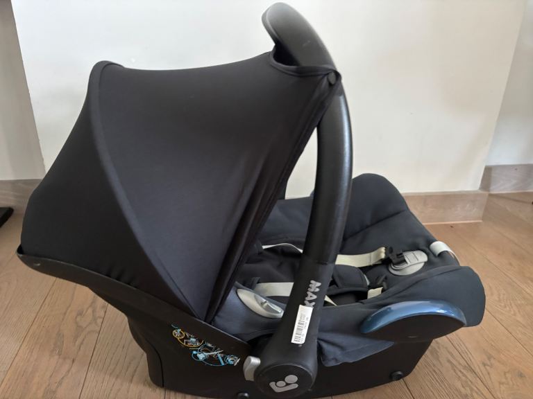 Maxi cosi baby car seat with new born insert cushion in good condition.