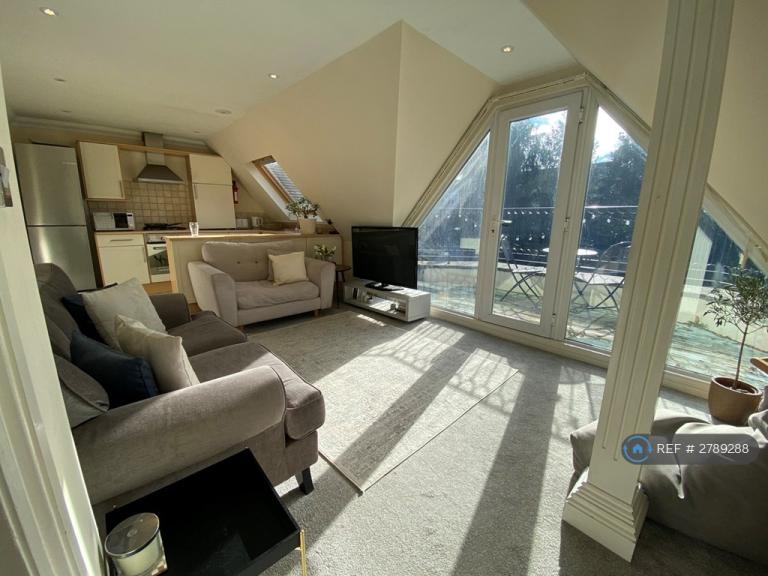 2 bedroom flat in Blair Avenue, Poole, BH14 (2 bed) (#2789288)