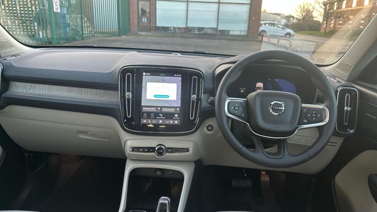  Volvo XC40 2.0 B4 MHEV Ultra Bright DCT Auto Euro 6 (s/s) 5dr Petrol/Electric Hybrid Automatic