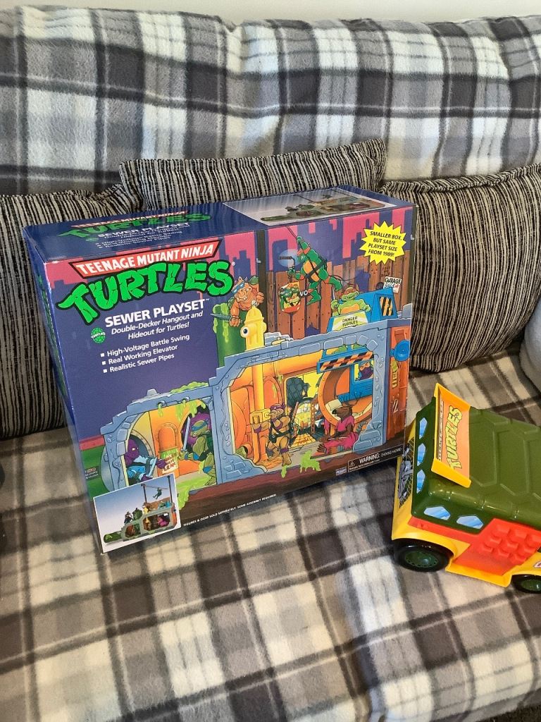 Teenage Mutant Ninja Turtles Sewer Playset with Box Wagon Reissue  + 6 pack 