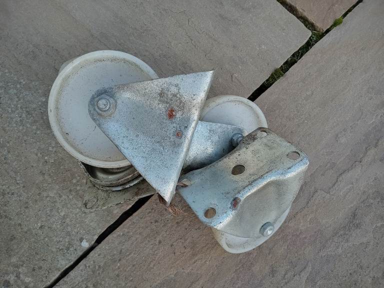 4 trolley wheels (2 swivel and 2 fixed)