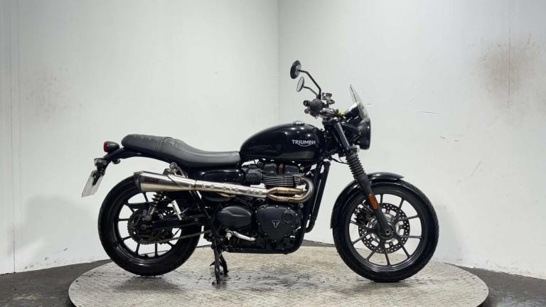 Triumph Street 900 2016 ONLY 14K MOT SPORTS EXHAUST WARRANTY 900CC