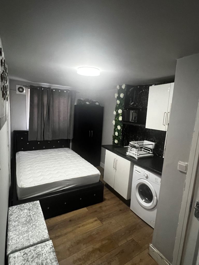 Fully furnished studio flat for rent in Mitcham 