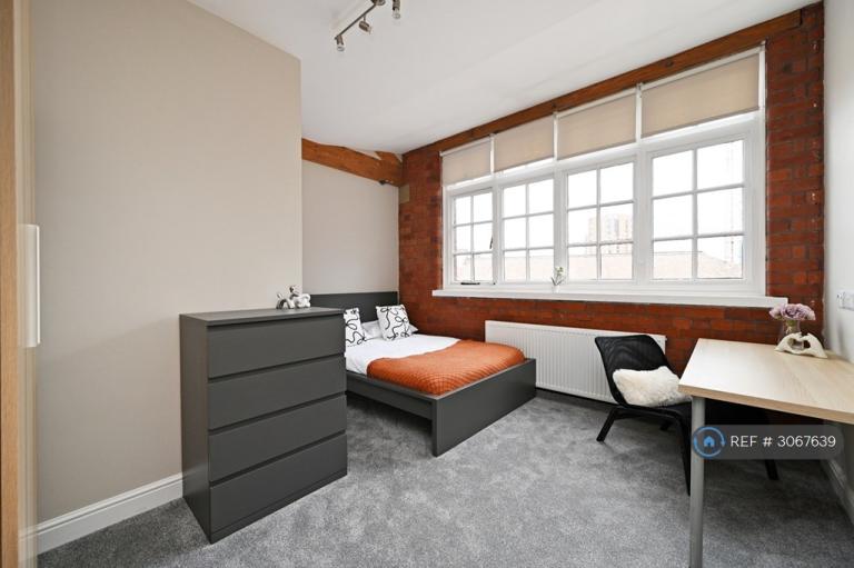 5 bedroom flat in Bells Square, Sheffield, S1 (5 bed) (#3067639)