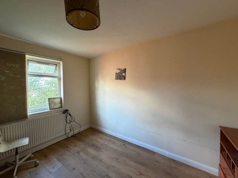STRICTLY NO AGENTS - 3 Bedroom Flat Near Heathrow Airport in Feltham, TW14 Available for Rent