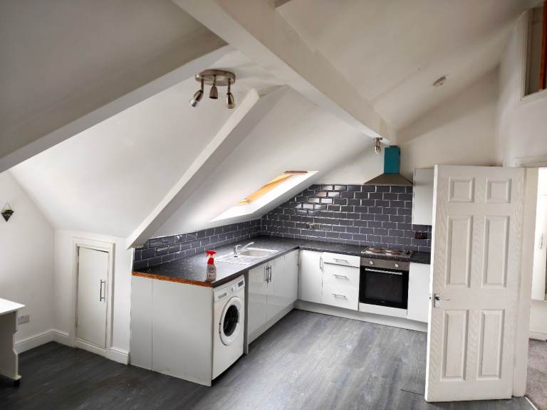 2 bed flat in roundhay