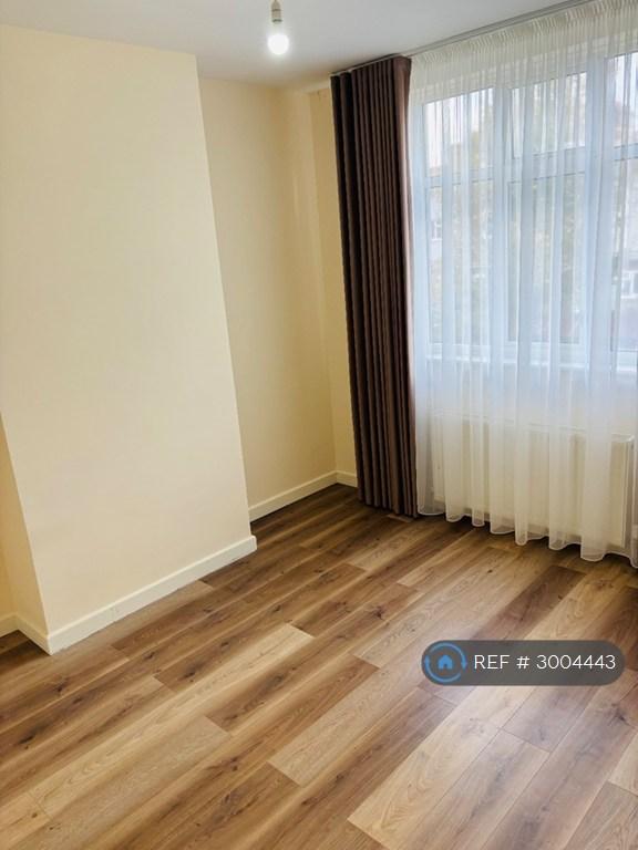 3 bedroom house in Kimberley Avenue, London, E6 (3 bed) (#3004443)