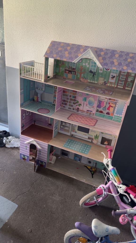 Kids large doll house  free
