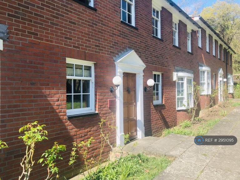 2 bedroom flat in Cottenham Park Road, London, SW20 (2 bed) (#2951095)