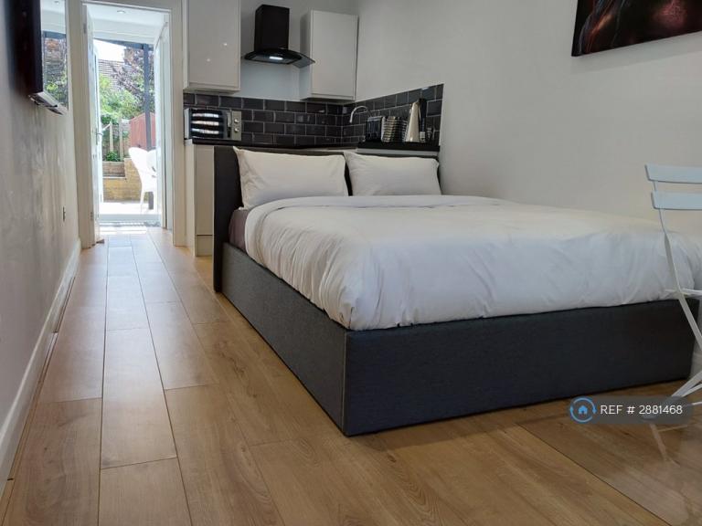 Studio flat in Thornhill Close, Houghton Regis, Dunstable, LU5 (#2881468)