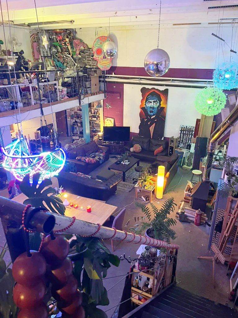 TWO ROOMS AVAILABLE IN A CHILLED CREATIVE WAREHOUSE