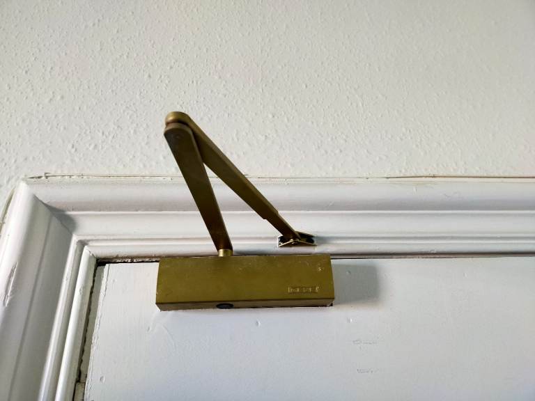 6x Door Closers. (5x are Geze TS2000). used. 