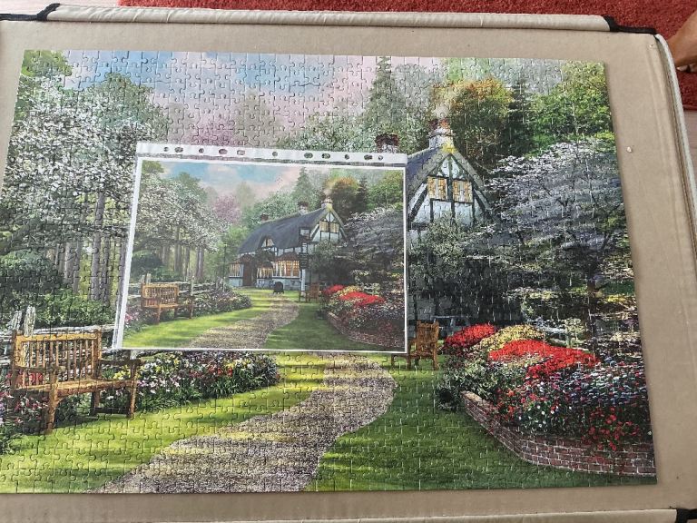 1000 piece jigsaw puzzle. Cottage pub. No box.