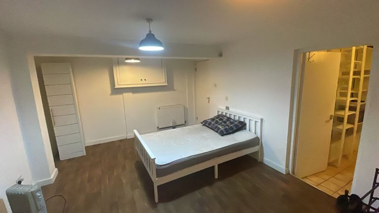 Large studio flat with separate kitchen and bathroom .