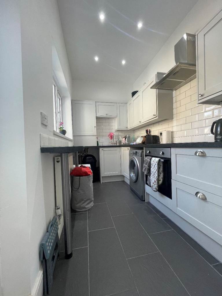 STUNNING 2 BEDROOM GARDEN PROPERTY WITH OWN ENTRANCE! 2 MINS WALK TO STATION