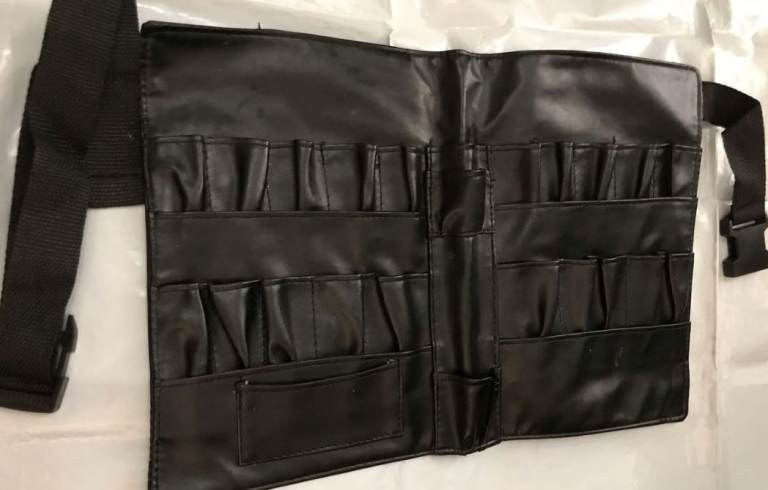 Makeup brushes wearable pouch