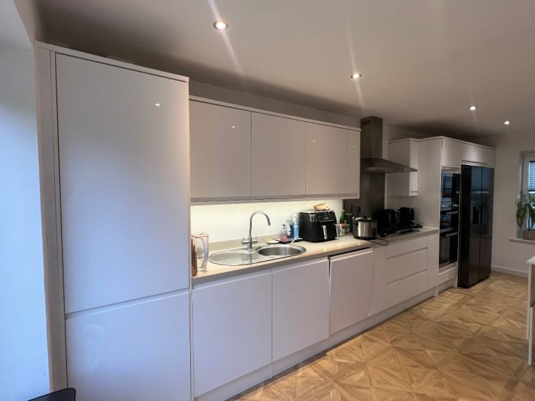 Howdens White Gloss J-Pull Kitchen with Appliances
