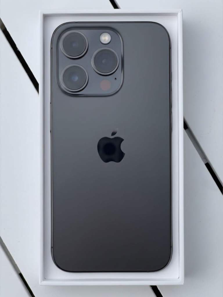 iPhone 15 Pro 512GB Black Titanium + 6 Cases | Box | 85% Battery