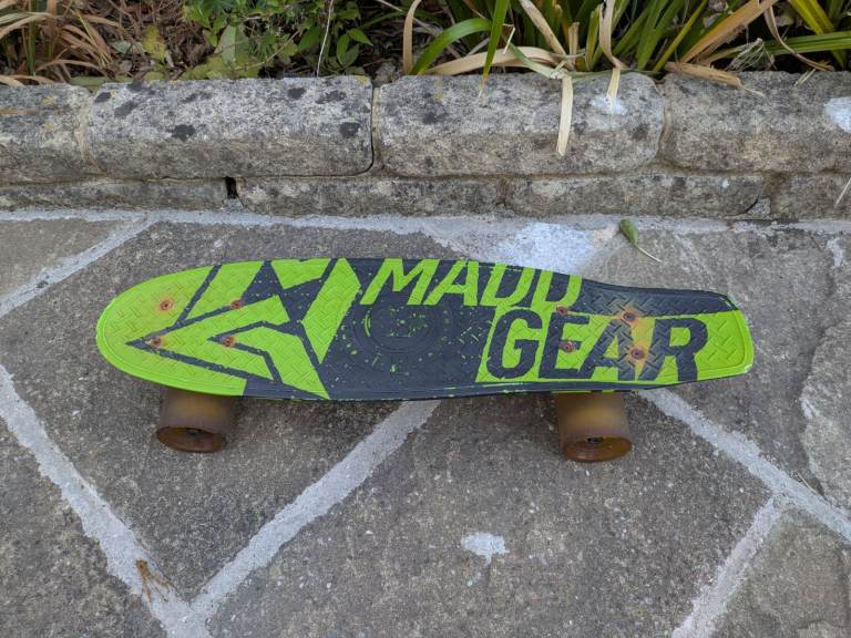 Madd Gear Pro Urban Wrap Retro Cruiser Skateboard and pads only £9!
