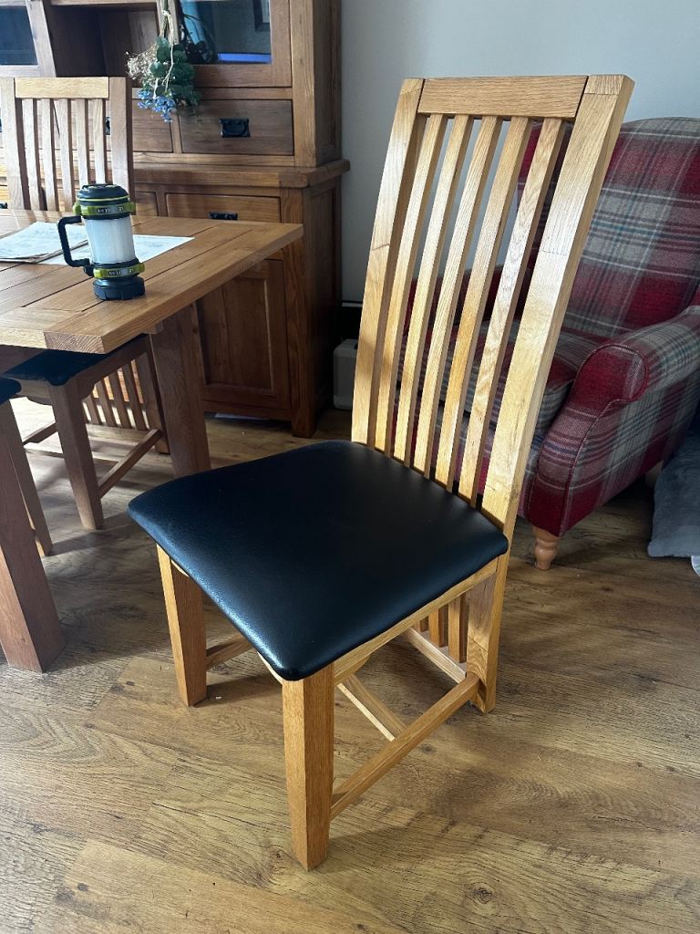 Solid oak dining table and 6 chairs 