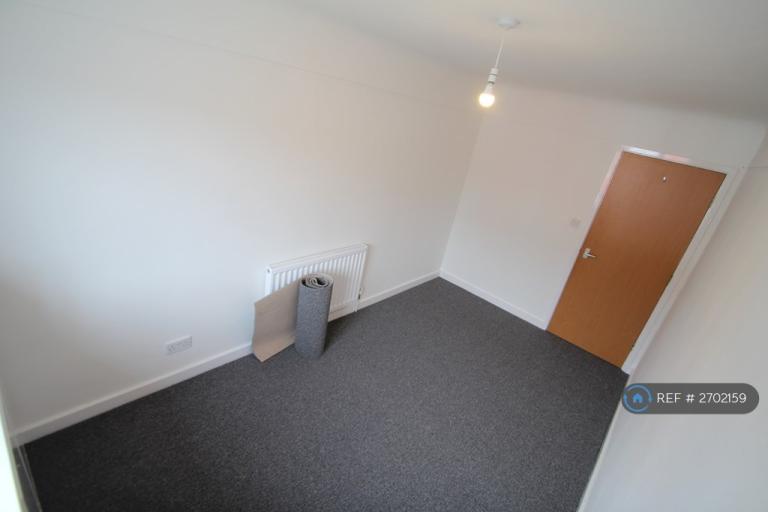 2 bedroom flat in Banks Road, West Kirby, Wirral, CH48 (2 bed) (#2702159)