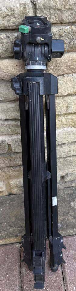 TRIPOD ADJUSTABLE HEIGHT FOR CAMERA, CAMCORDER OR PHONE LITTLE USED ONLY £9 CAN POST