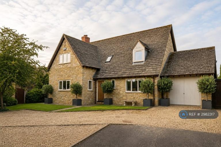 4 bedroom house in The Chestnuts, Kidlington, OX5 (4 bed) (#2982317)