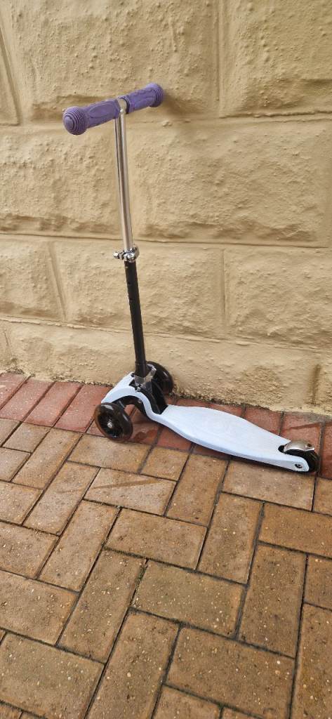 image for 3 STYLE LED FOLDING TRI SCOOTER. GOOD CONDITION.