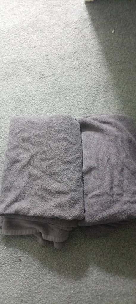 2 large bath towels 