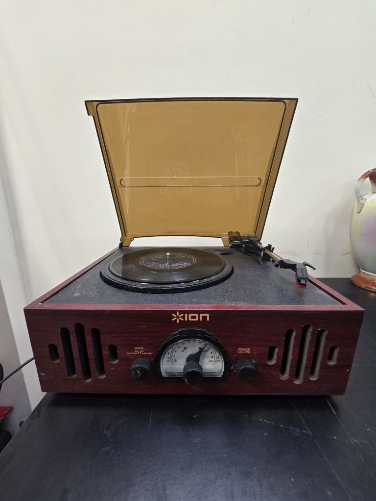 ION ‘Trio LP’ - 3-in-1 - Turntable, FM/AM Radio & Aux Input