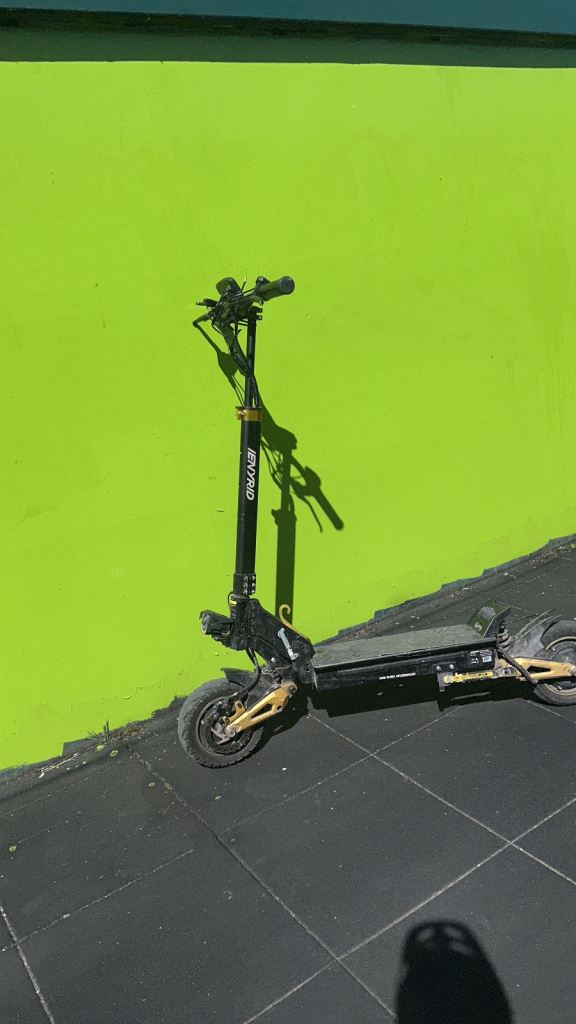 Ienyrid ES1 Electric Scooter – Black, Fair Condition
