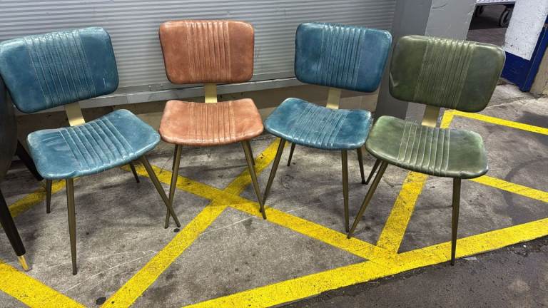 4 × Chairs 