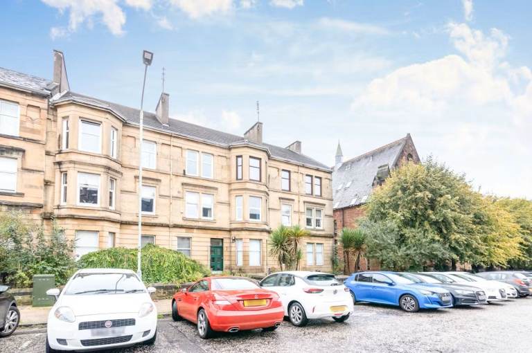 Large 3 Bedroom with Living Room Victorian Apartment near Paisley Town Centre