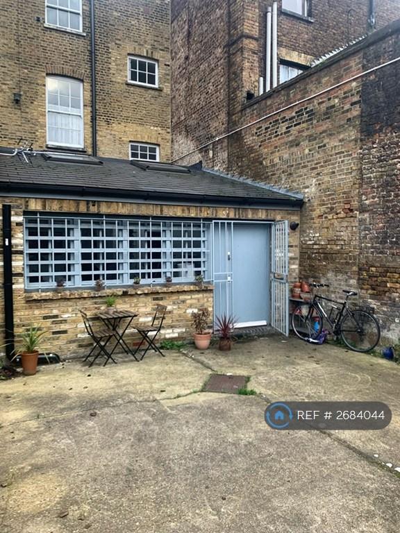 Studio flat in Old Kent Road, London, SE1 (#2684044)