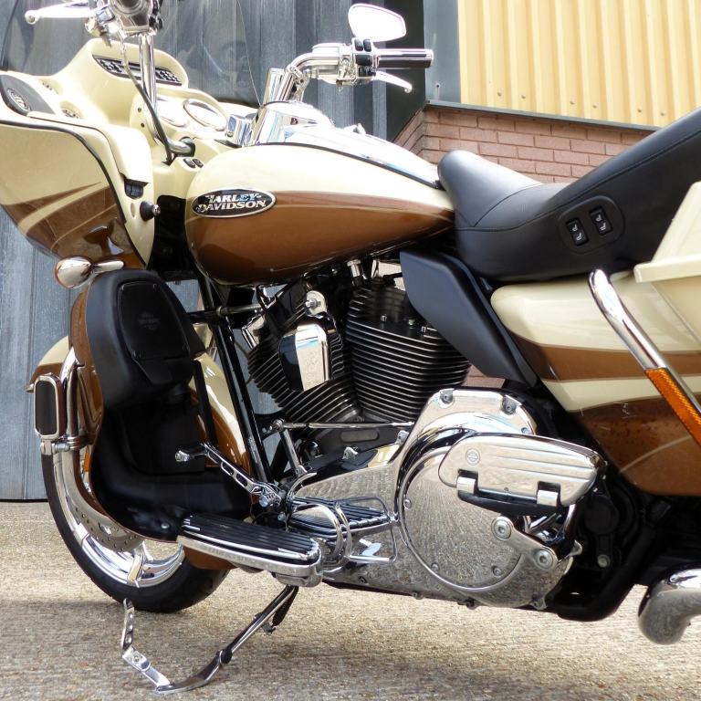 Harley Davidson FLTRUSE CVO Road Glide Ultra 1801cc – Rare collectors machine.