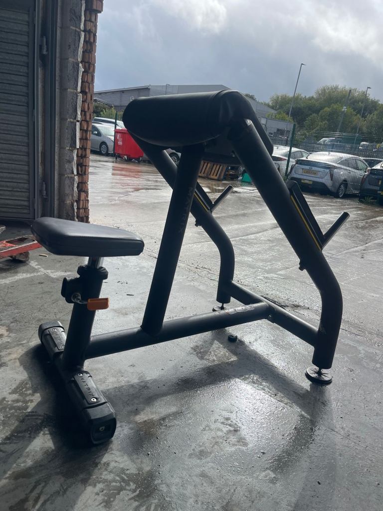 Matrix Magnum Preacher Curl   Delivery £50 Available 2