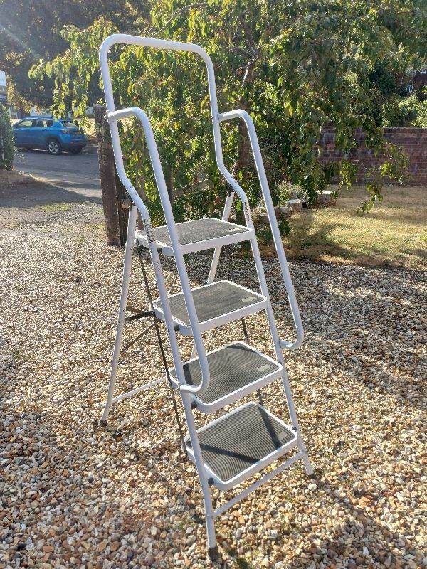 White Metal Step Ladder with Handrail – Good Condition