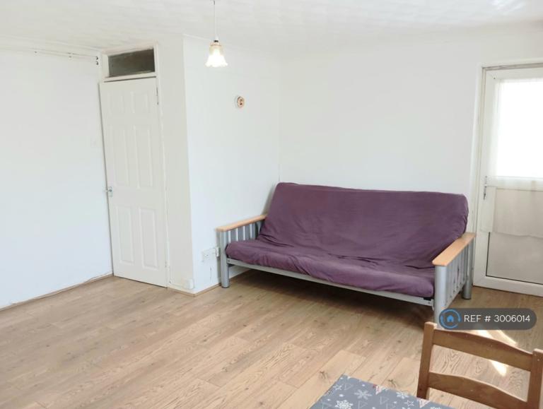 3 bedroom flat in Barking Road, London, E13 (3 bed) (#3006014)