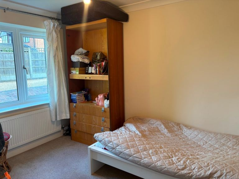 Large Double Room Watford ALL BILLS INC.