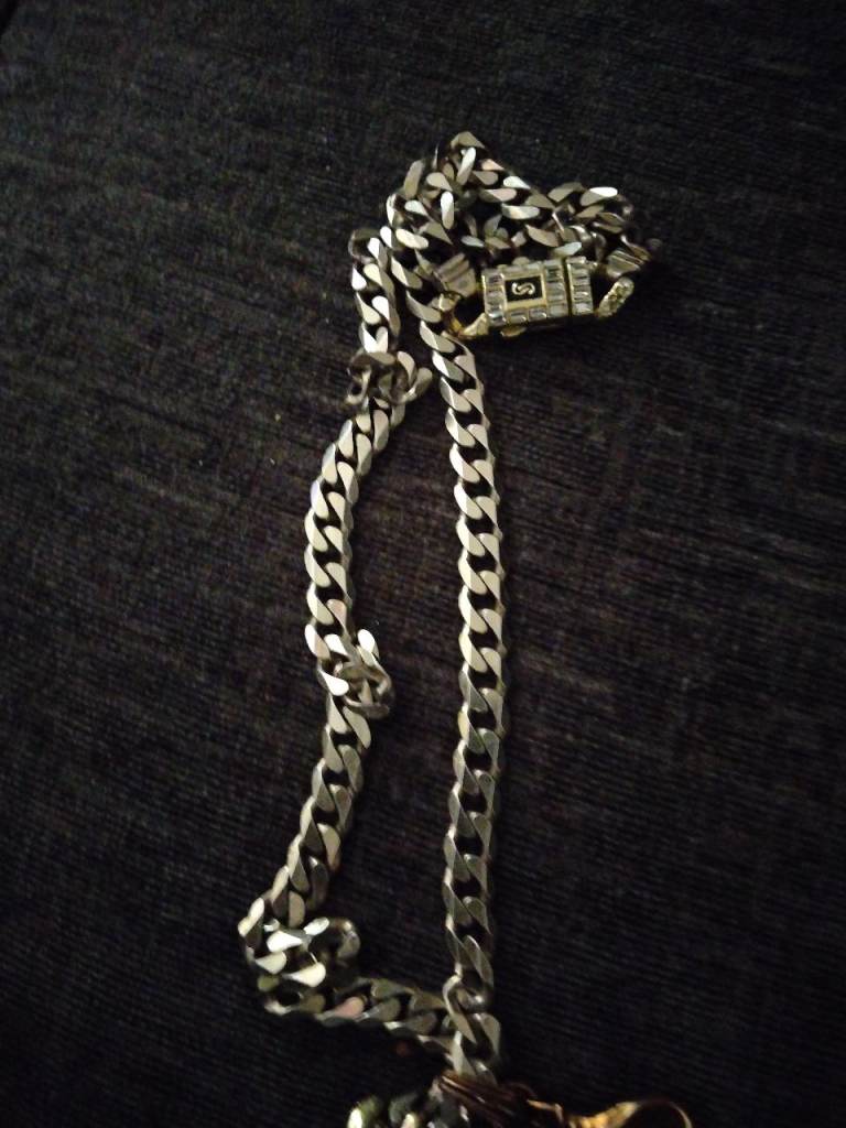 4 oz silver chain it has a 4 oz pendant i had it made its one of a kind