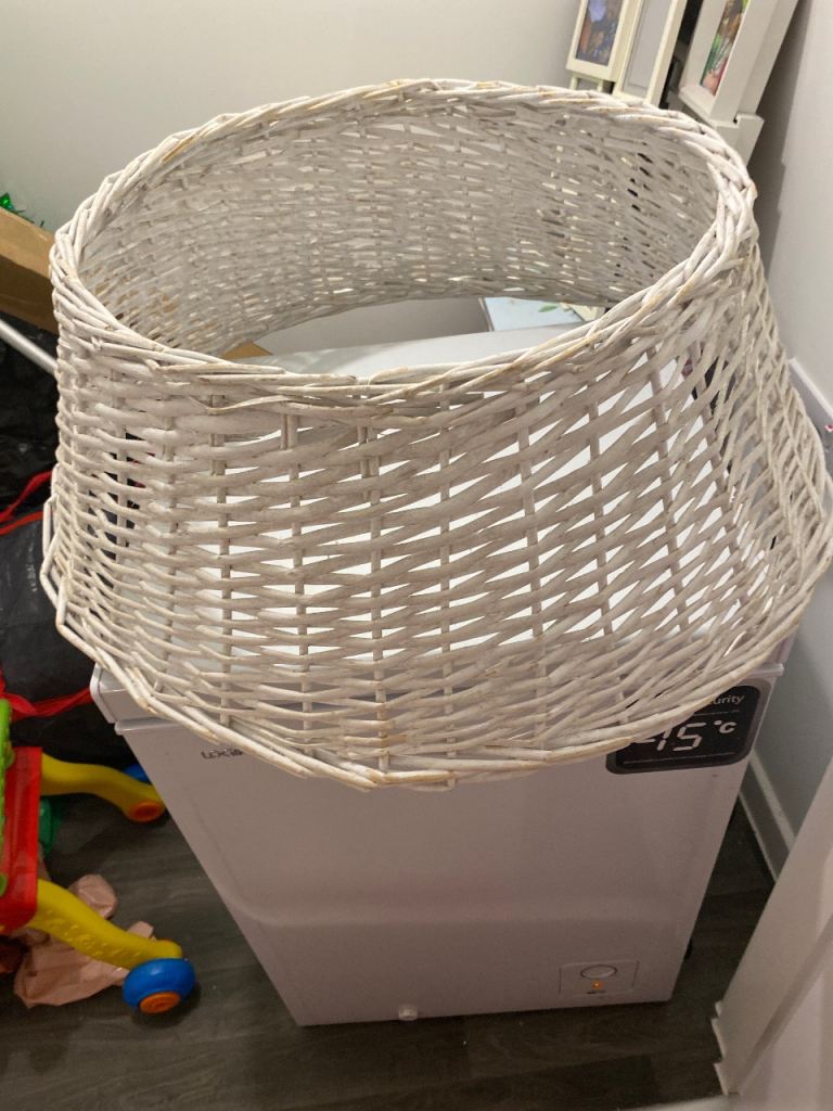 White wicker tree surround