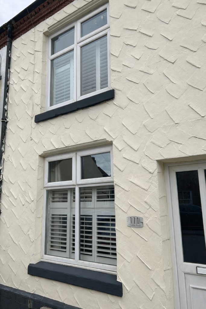 Room to rent in warm cottage .