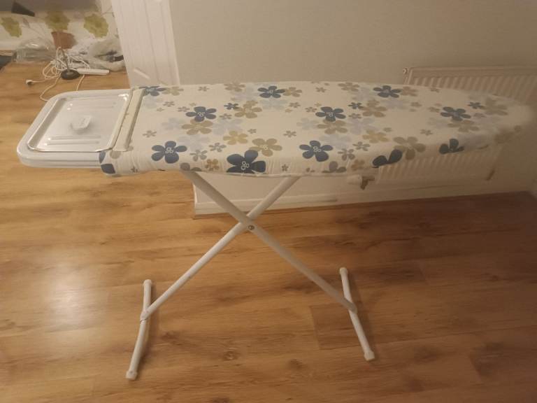 Standing ironing board 