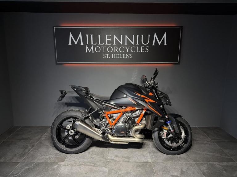 KTM 1390 SUPER DUKE R PERFORMANCE NAKED V TWIN MOTORCYCLE