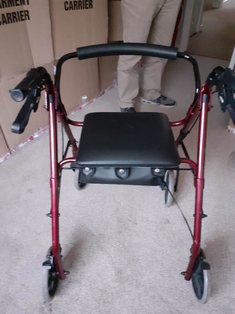 4 wheeled mobility walker 