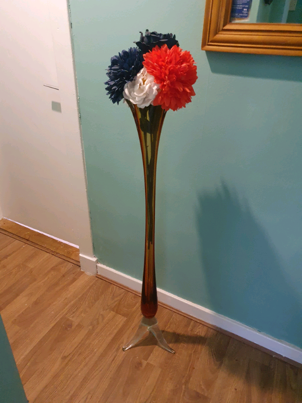 Glass vass flower centrepiece